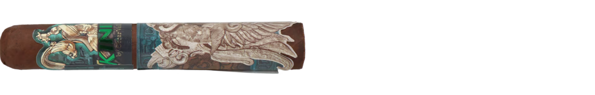 Die Oscar Valladares Kinich Robusto ist eine Hommage an K'inich Yax K'uk' Mo', den ersten König der Maya-Stadt Copán. Mit dieser exklusiv für den europäischen Markt entwickelten Serie verbindet Oscar Valladares die Geschichte und Kultur seiner honduranischen Heimat mit moderner Zigarrenkunst.